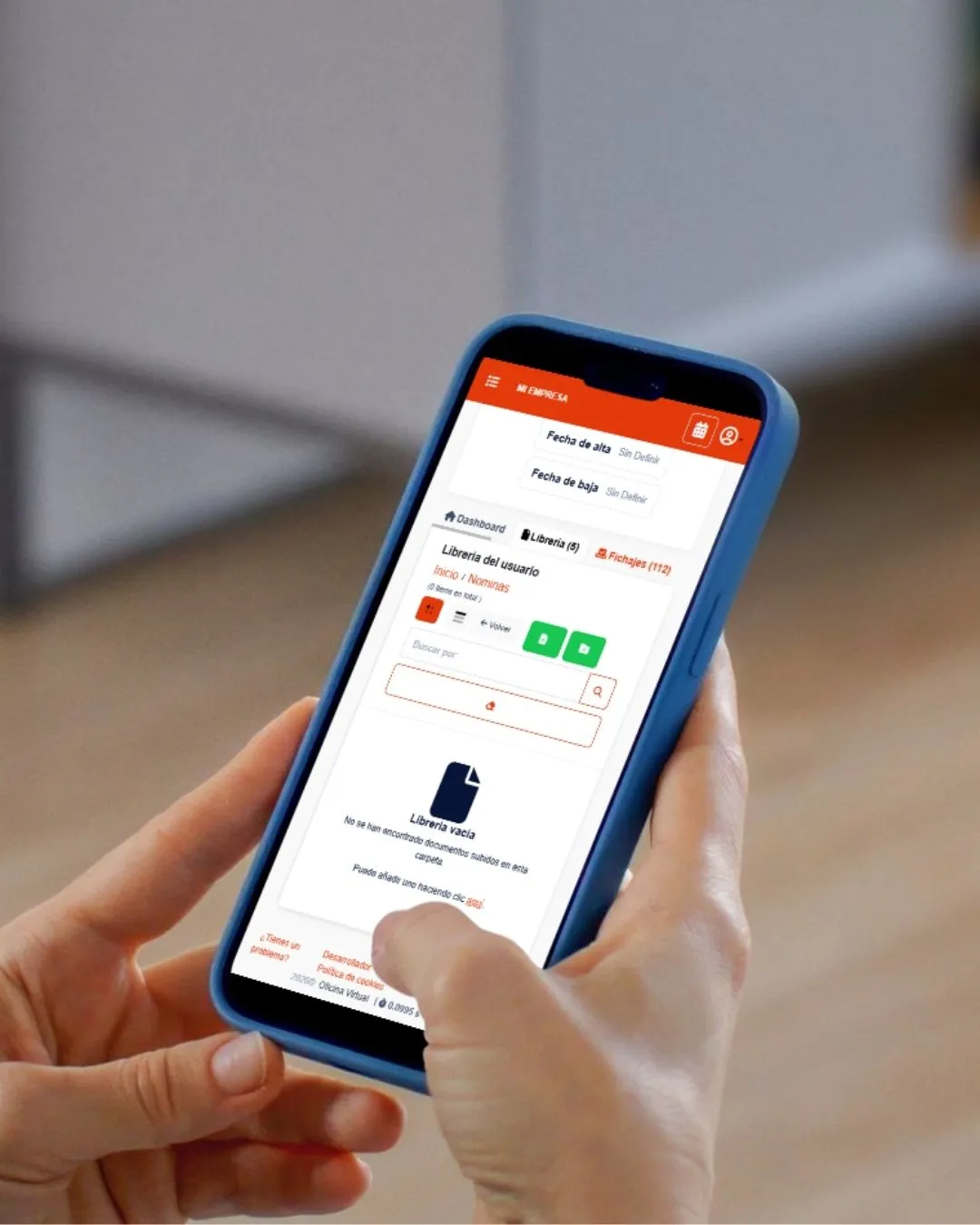 Trabajador consultando su nómina desde la app de OVE