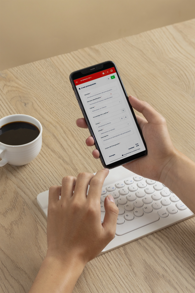 Persona consultando Oficina Virtual Empresa en el móvil sobre un escritorio